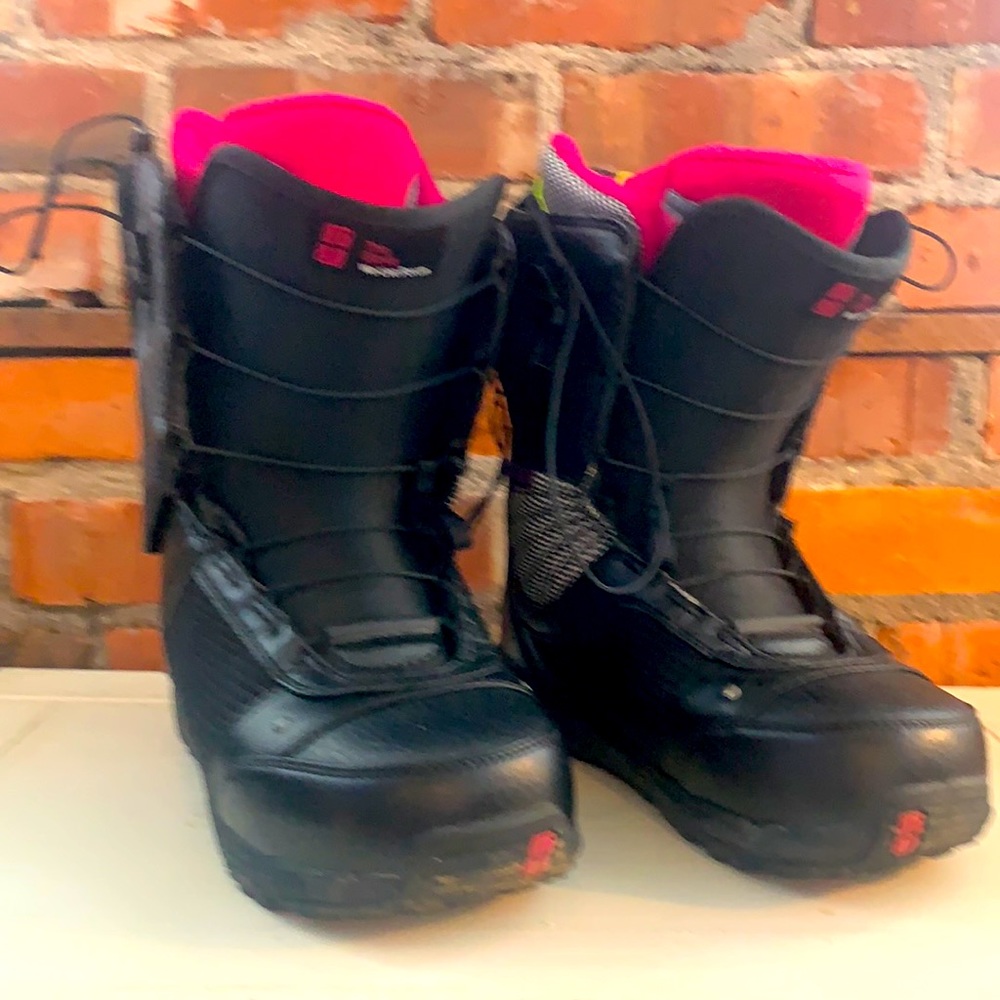 Forum - The Glove ladies snowboarding boots - Size 7.5